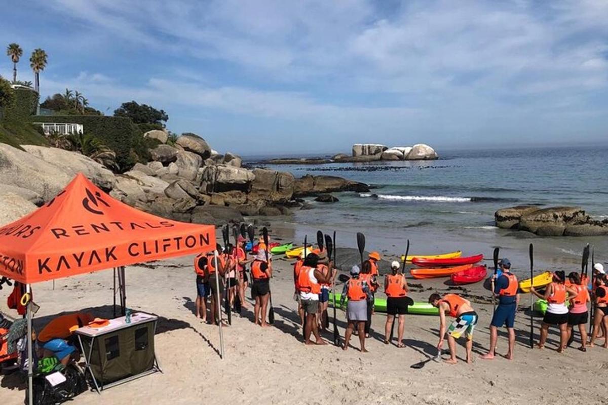 sekumpulan orang berdiri di pantai