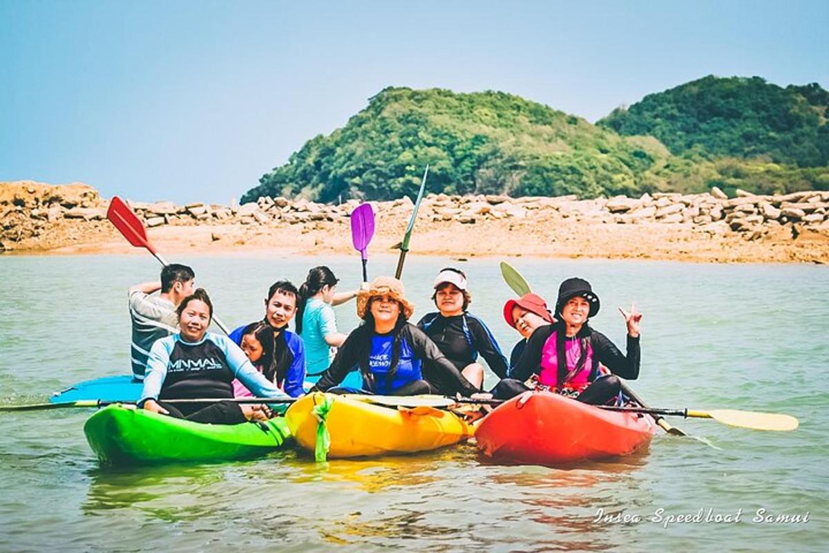 un gruppo di persone in kayak in acqua
