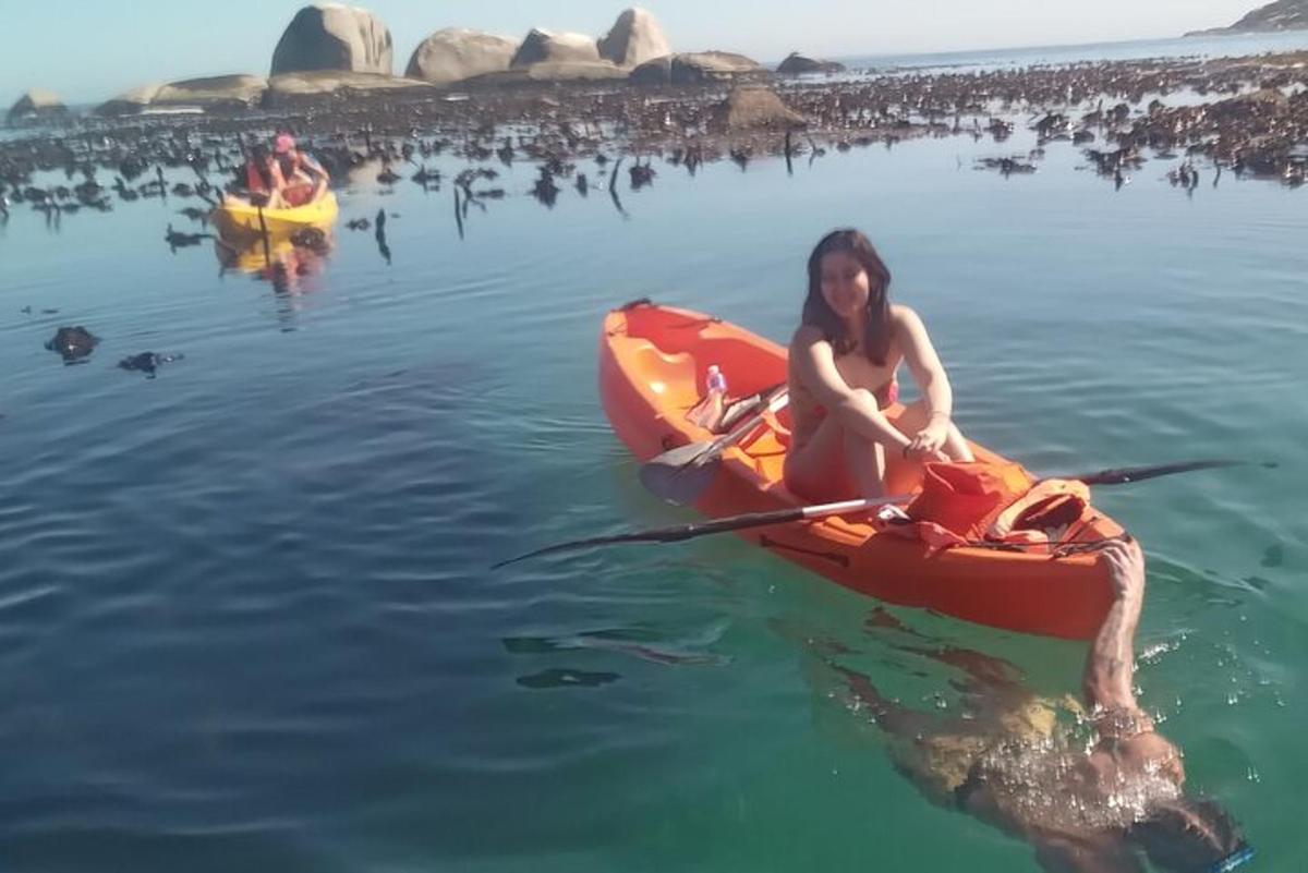 seorang wanita dalam kayak di dalam air dengan penyu