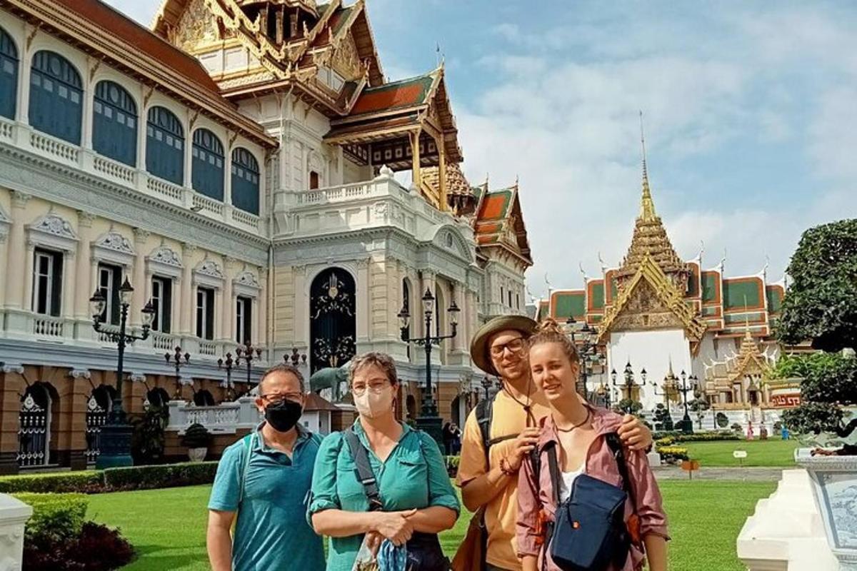 กลุ่มคนที่ยืนอยู่หน้าอาคาร