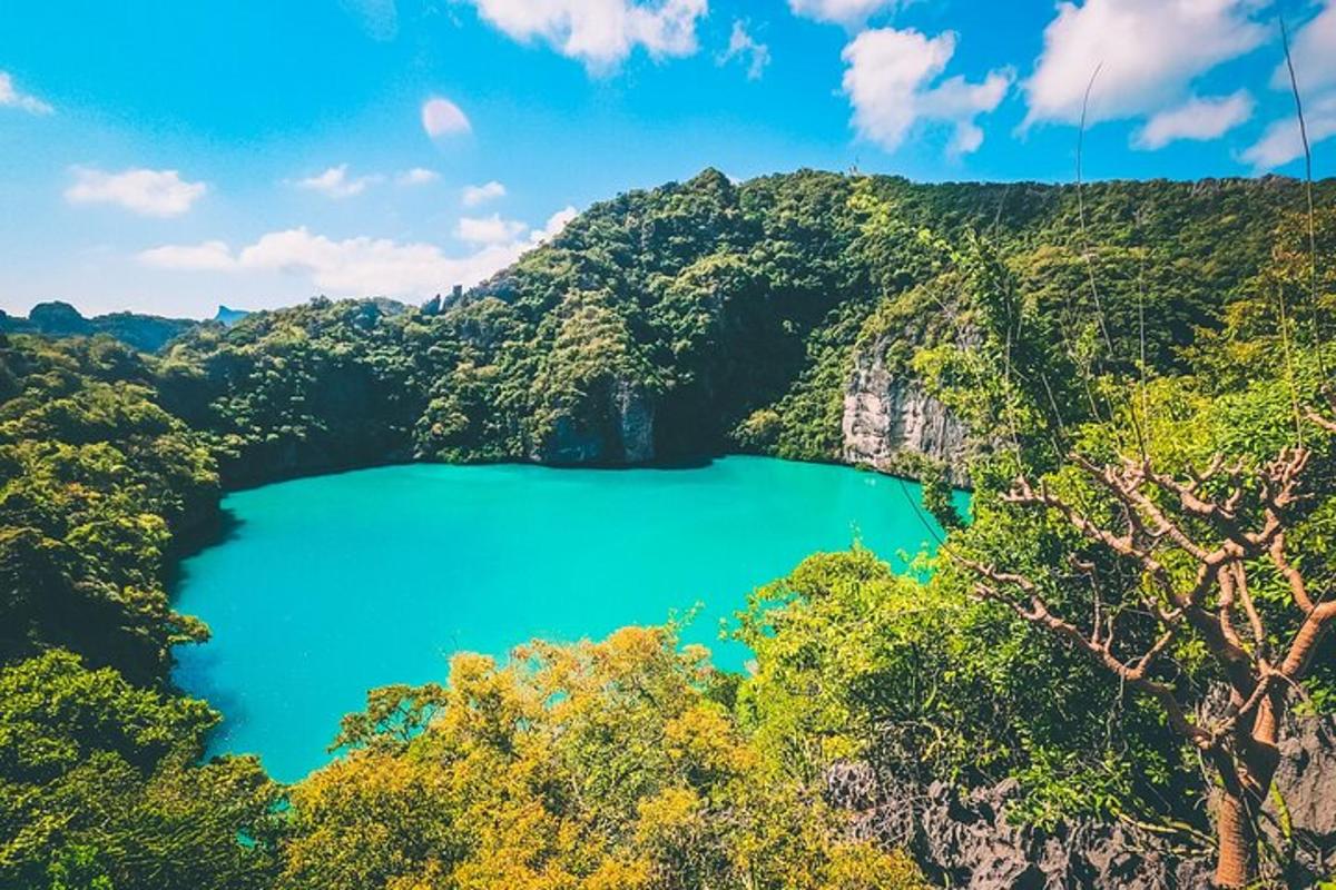 un lago azul en medio de una montaña
