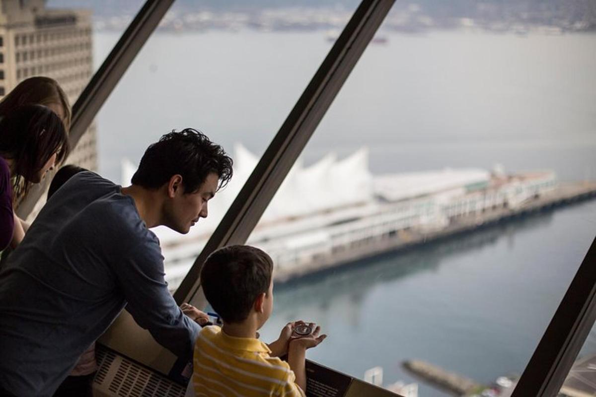 Un hombre y un niño mirando por una ventana de un edificio.