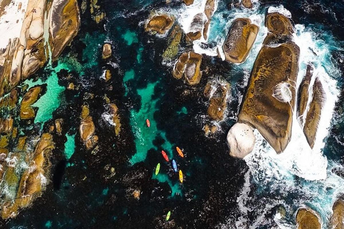 una vista aèria de l'oceà amb roques i aigua
