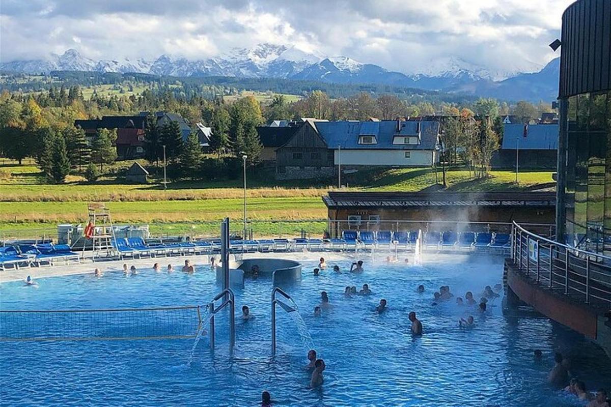 um grupo de pessoas nadando em um parque aquático