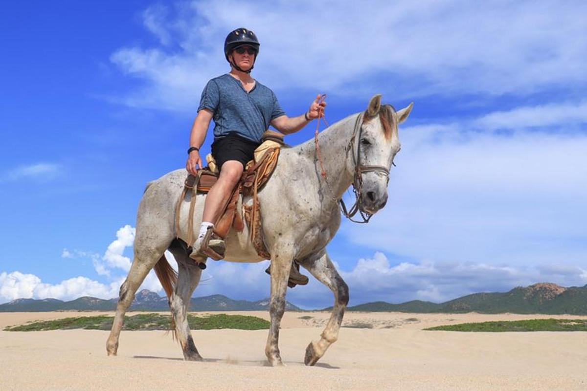 un hombre montado a caballo en el desierto
