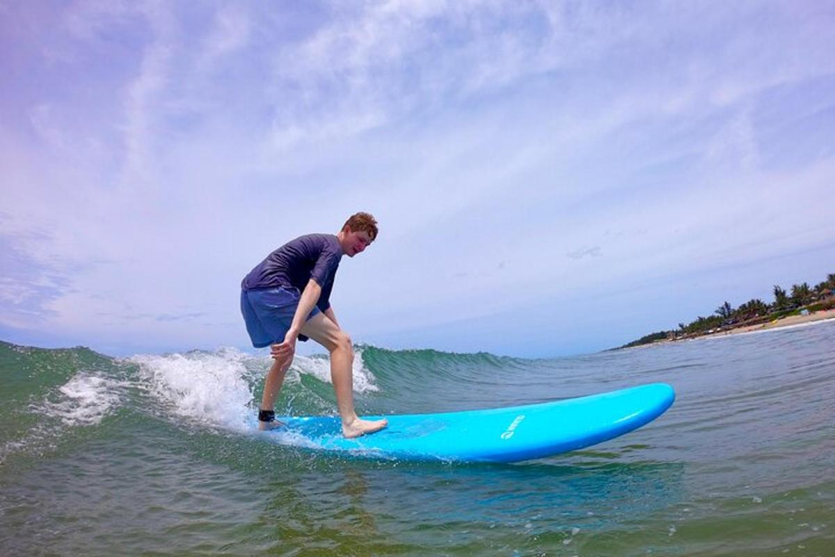muž jedoucí na surfu na vlně v oceánu