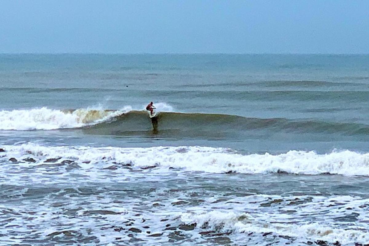 una persona che cavalca un'onda su una tavola da surf nell'oceano