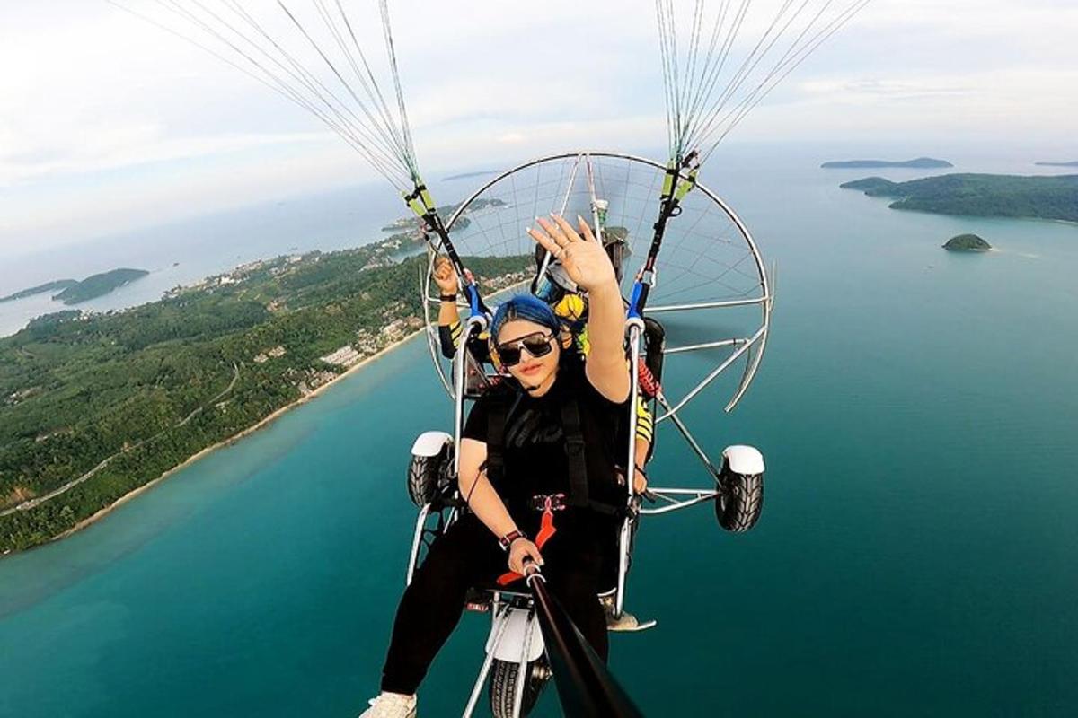 Δύο άνθρωποι κάνουν αλεξίπτωτο πάνω από το νερό
