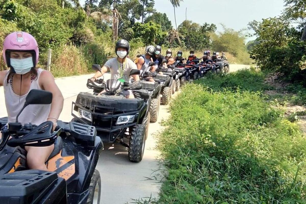 um grupo de pessoas andando de motocicleta em uma estrada