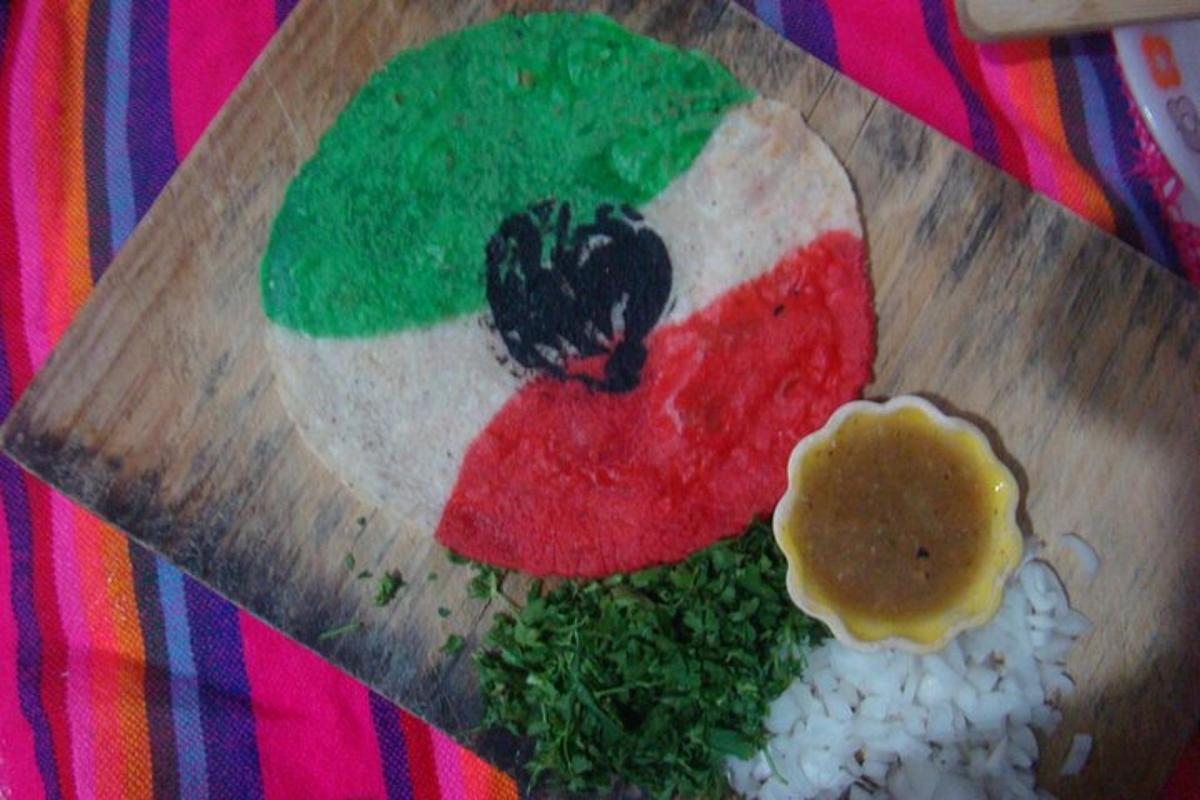 una taula de tallar de fusta amb menjar a la taula