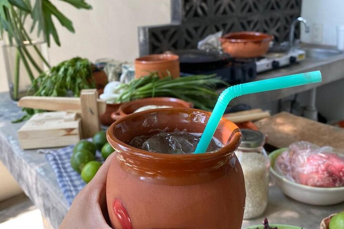una persona que sosté un pot de vidre amb una beguda