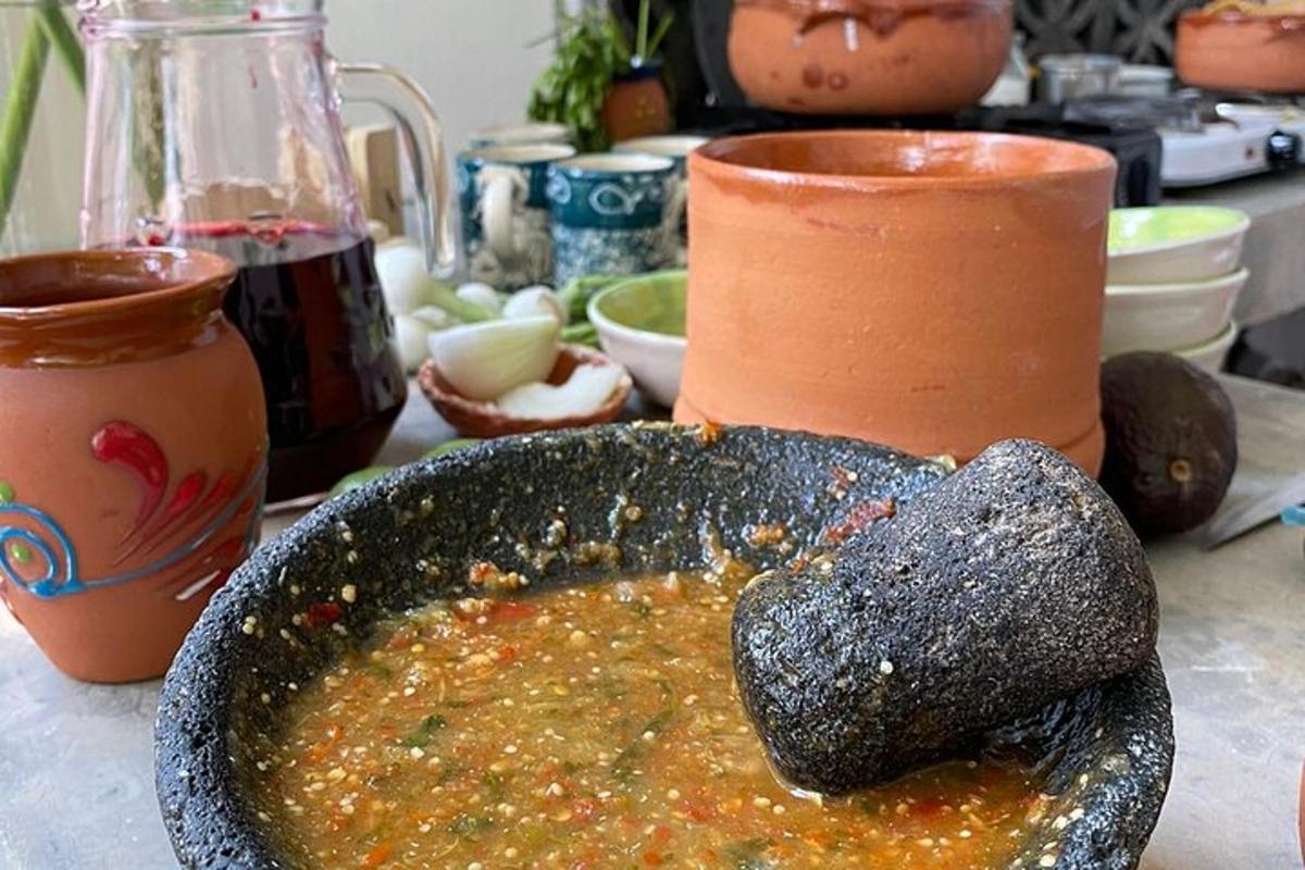 un bol de sopa assegut sobre una taula