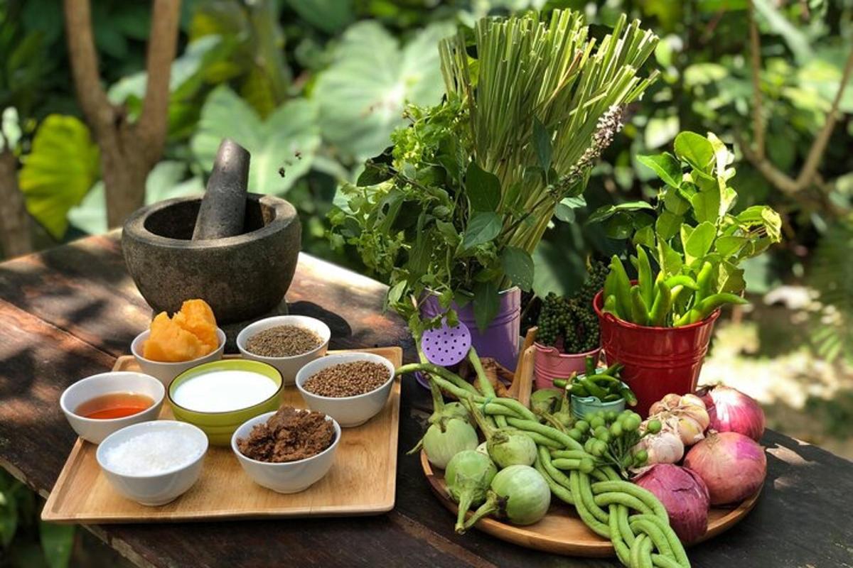 un tavolo con piatti di verdure e altri ingredienti