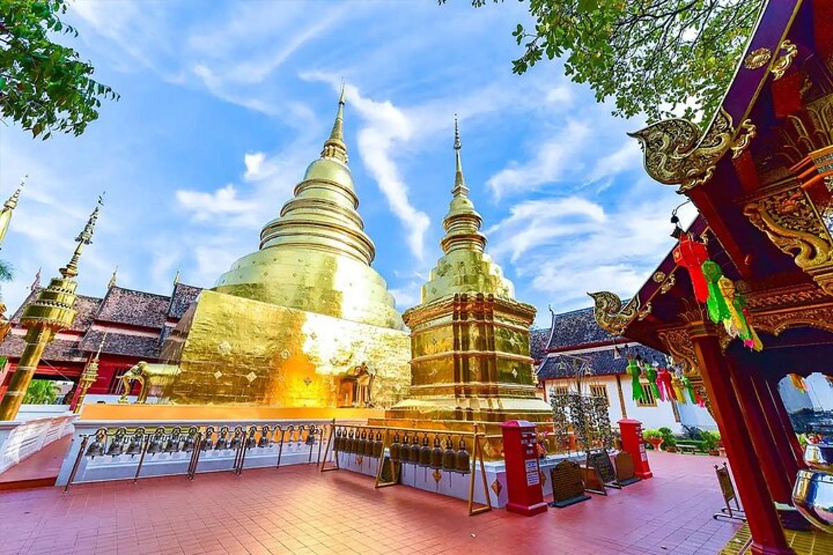 una pagoda en un temple amb un fons de cel