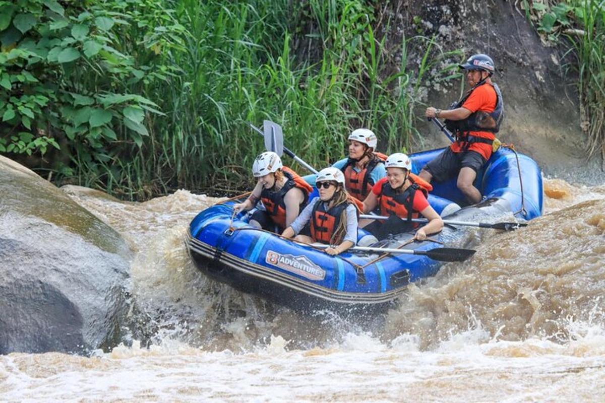 một nhóm người trên bè trên sông