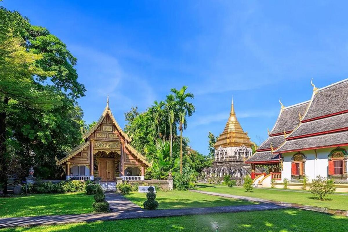 un edifici amb una pagoda en un pati amb gespa verda