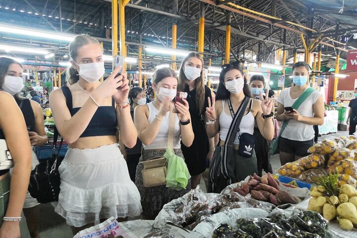 一群戴着口罩的妇女在市场上