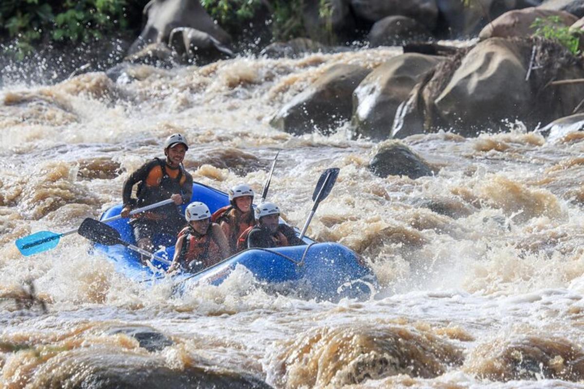 một nhóm người trên bè trên sông