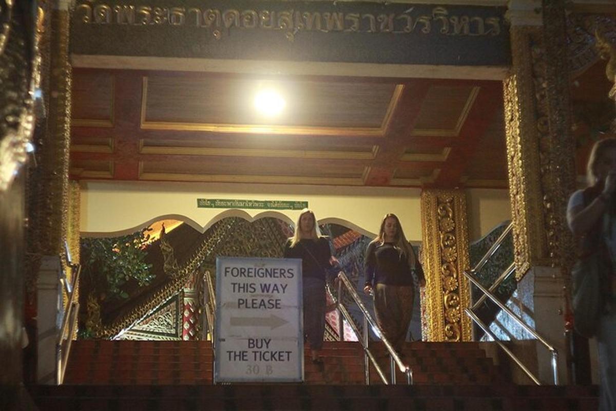 Dos mujeres bajando las escaleras con un cartel