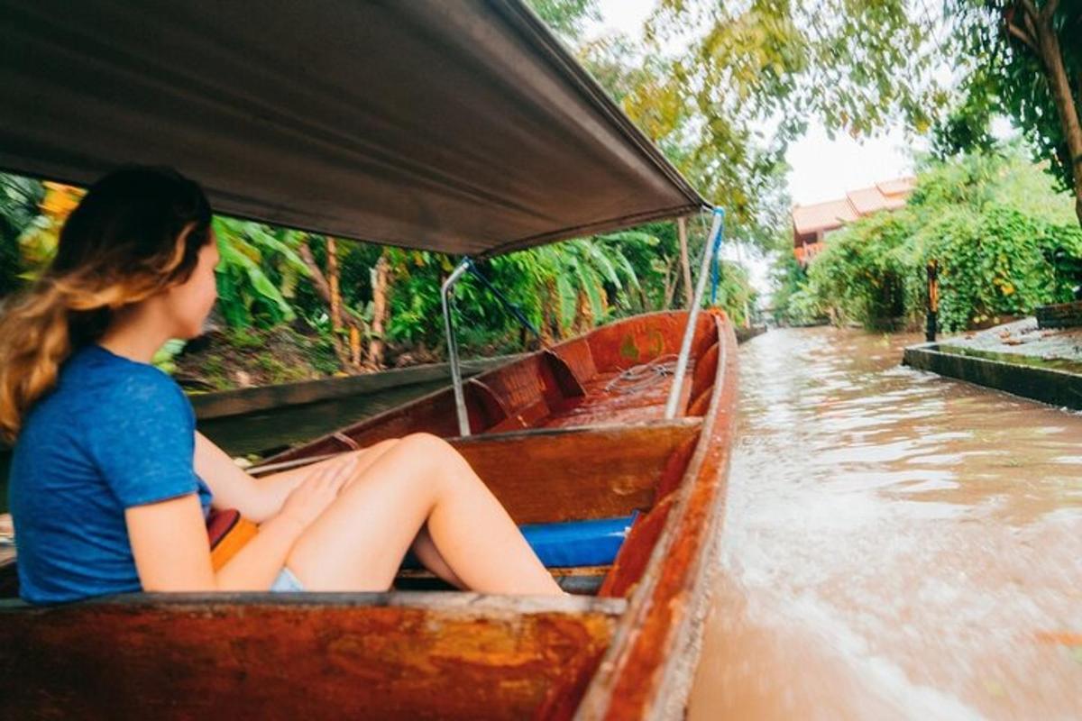 una donna seduta su una barca su un fiume