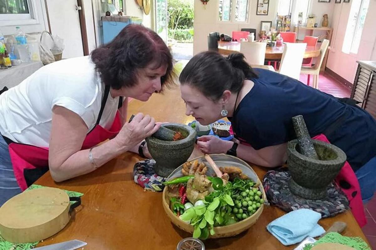 due donne sedute a un tavolo con una ciotola di cibo