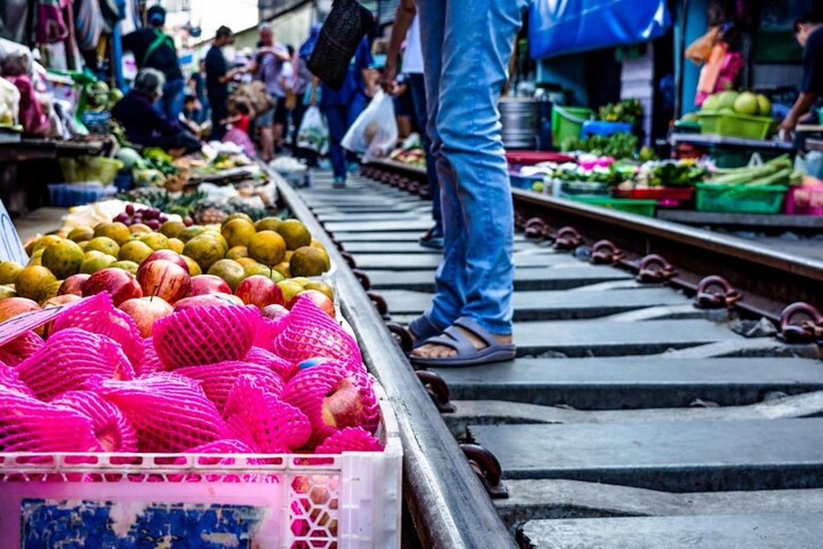 μια αγορά με πολλά φρούτα και λαχανικά