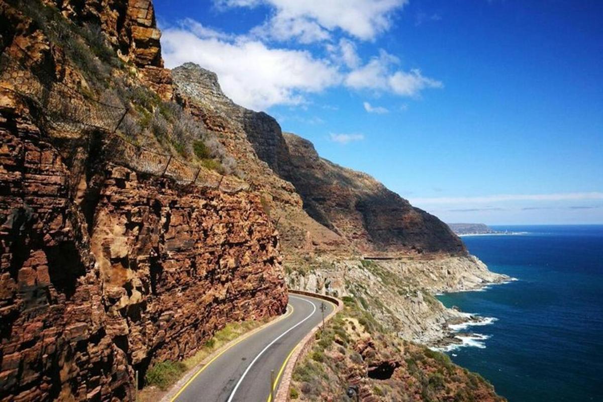 uma estrada na encosta de uma montanha próxima ao oceano