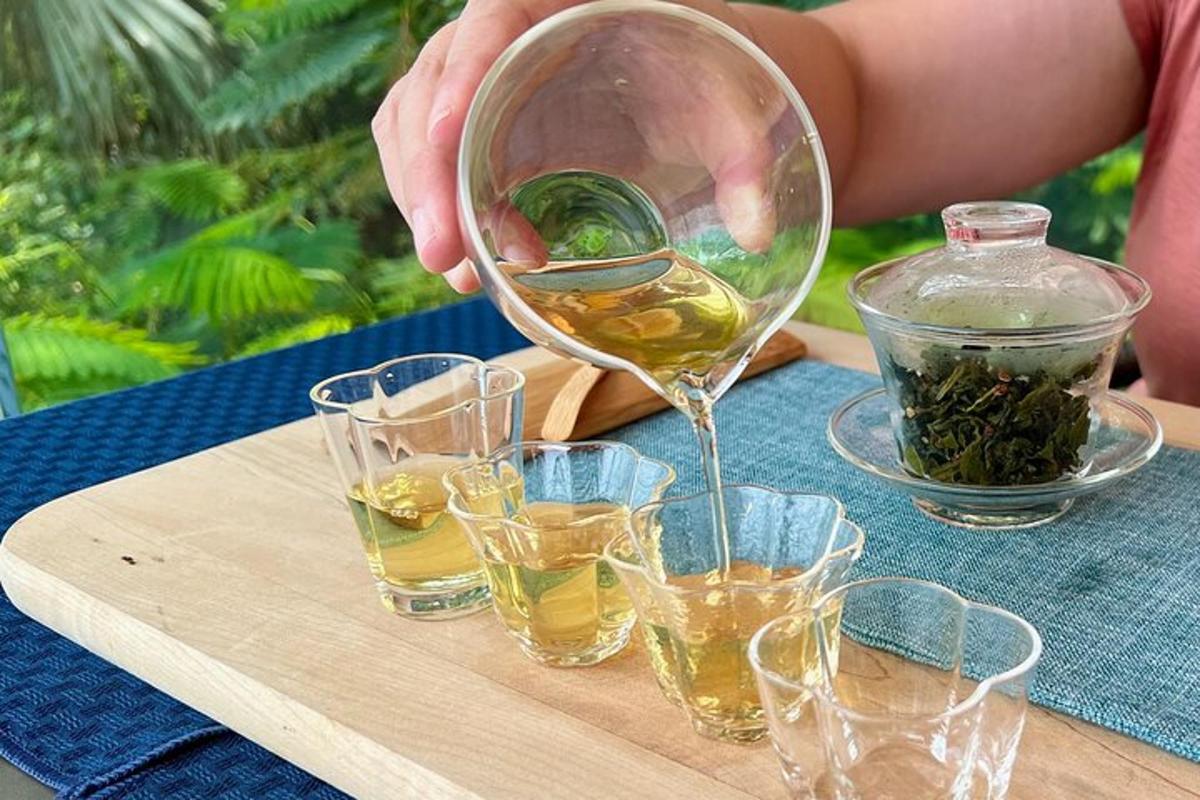 uma pessoa despejando vinho em taças sobre uma tábua de corte