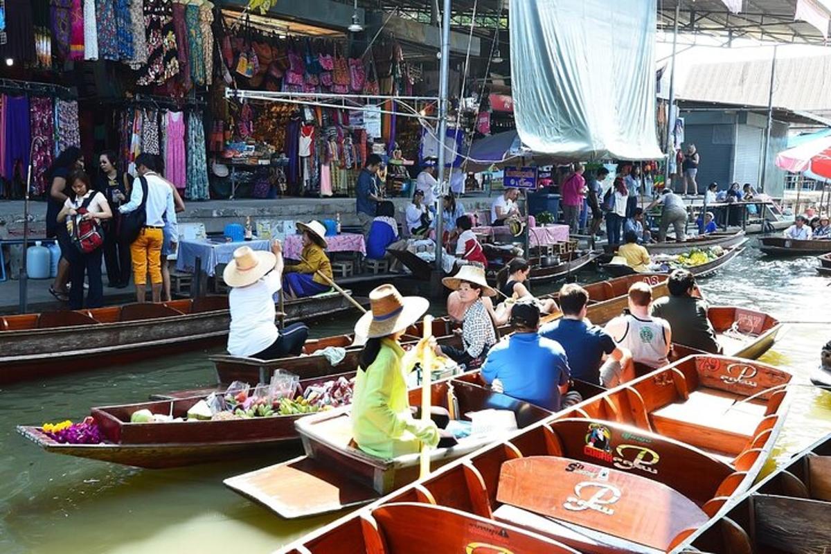 Un grupo de personas en barcos en un mercado