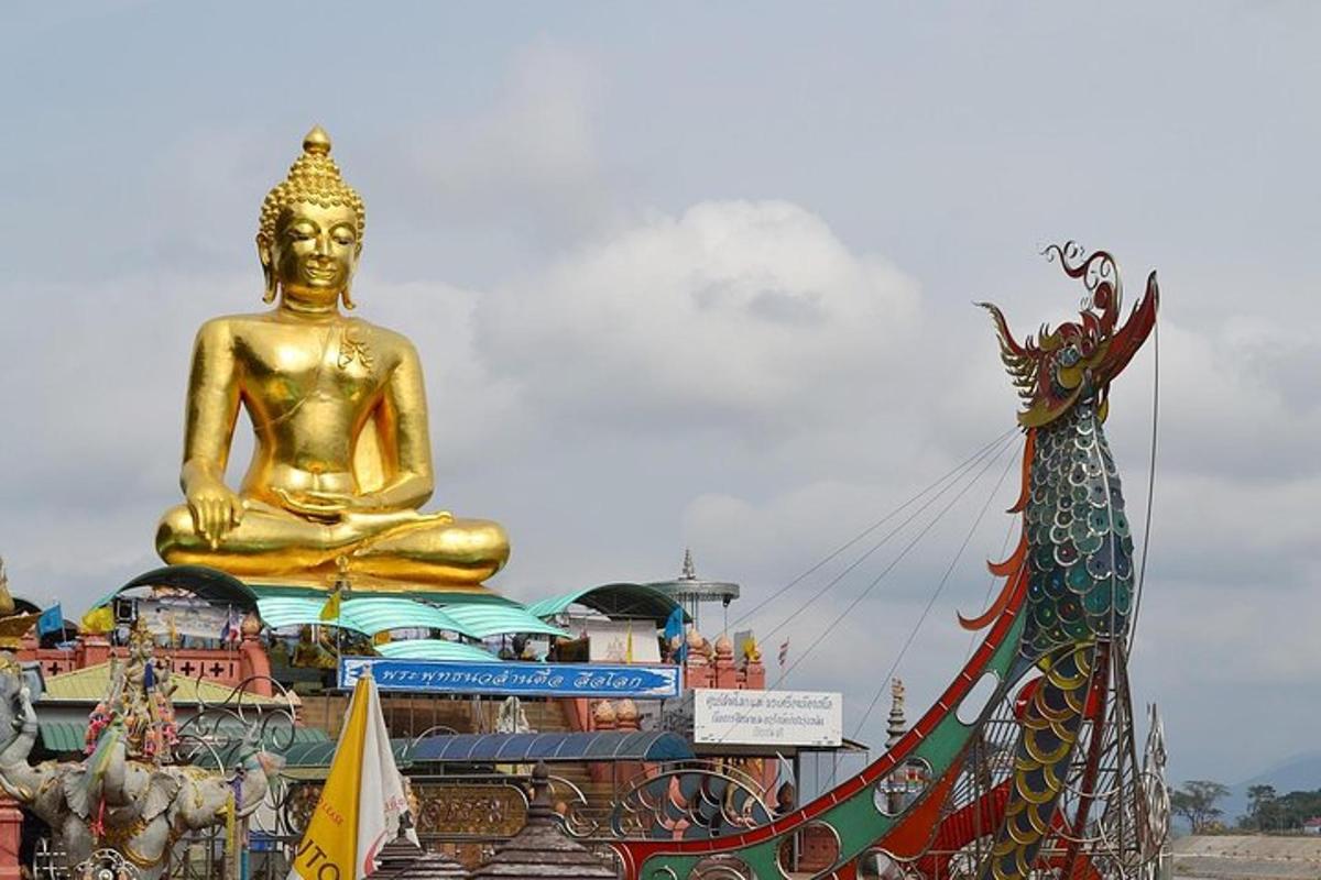 uma grande estátua de ouro em frente a um prédio