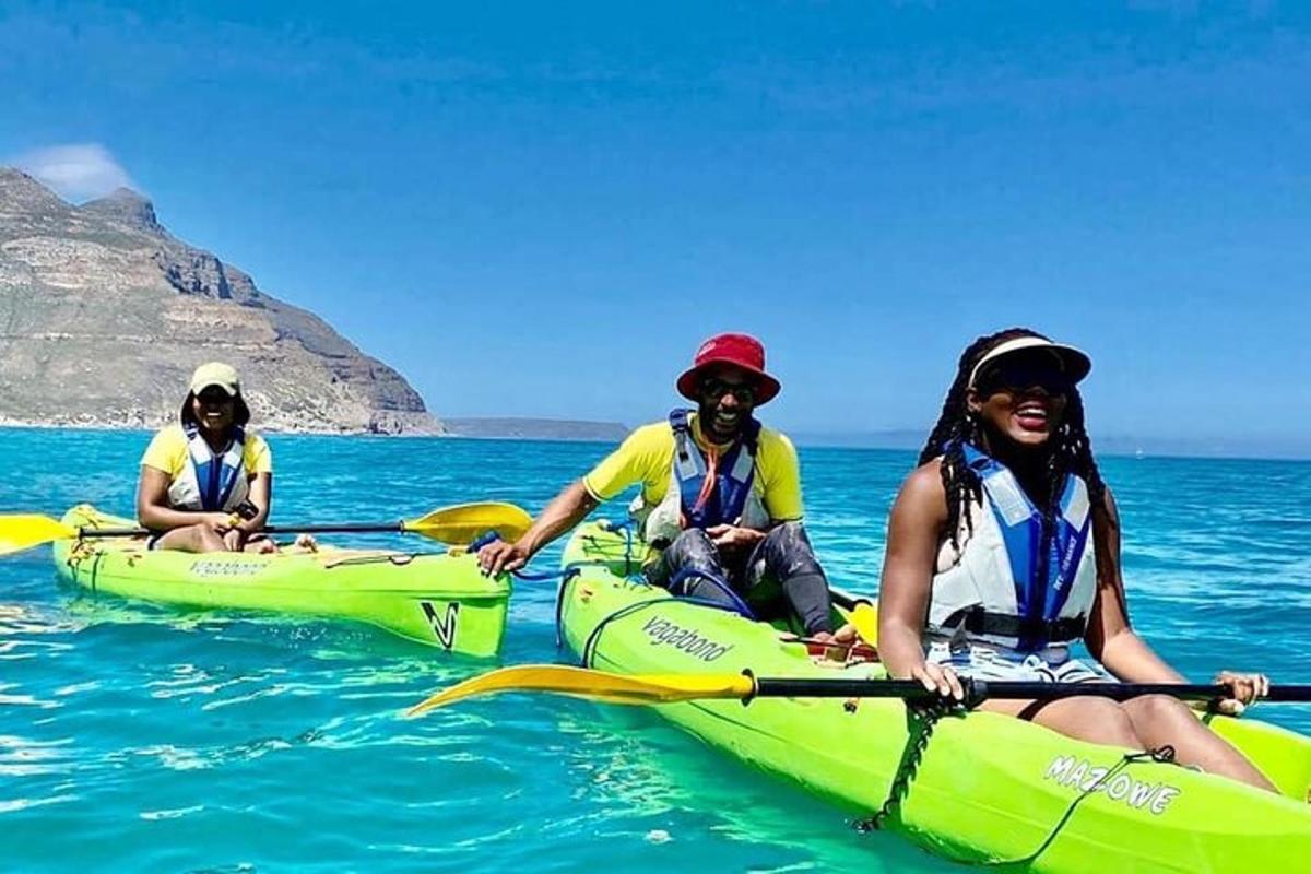 tiga orang duduk di atas kayak di dalam air