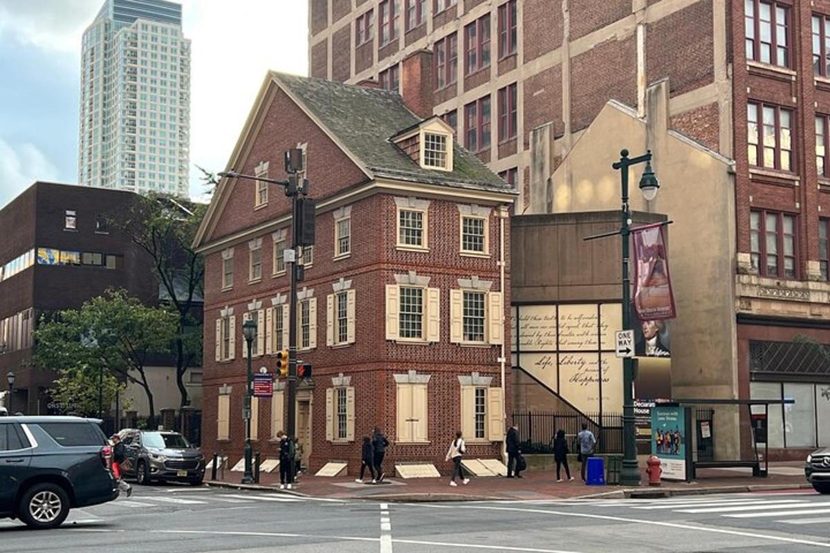 Un viejo edificio de ladrillo en la esquina de una calle de la ciudad.