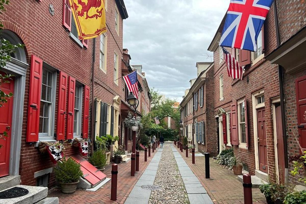 Una calle estrecha con banderas en los edificios.