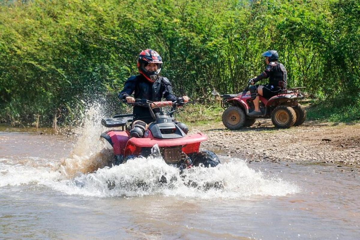 két ember ATV-n halad át a folyón
