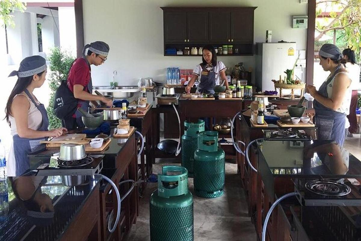 um grupo de pessoas em uma cozinha preparando comida