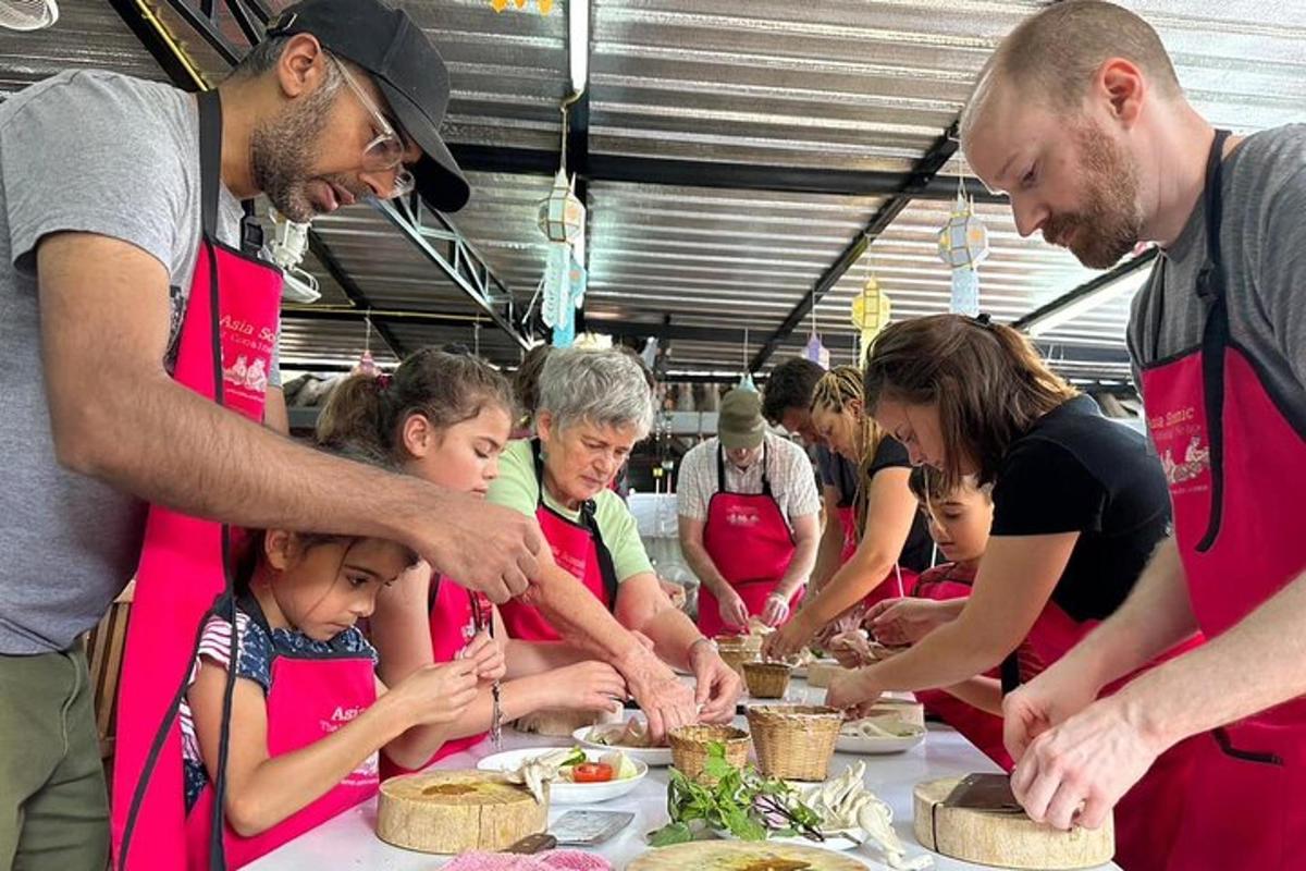 Un grupo de personas de pie alrededor de una mesa con comida.