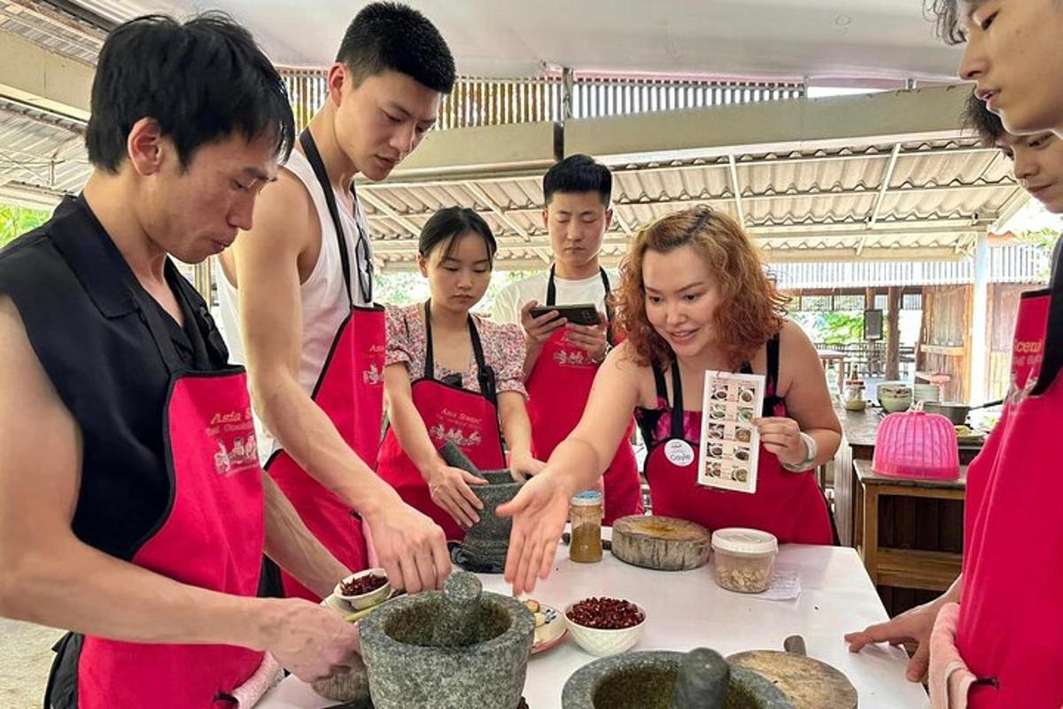 Un grupo de personas de pie alrededor de una mesa preparando comida.