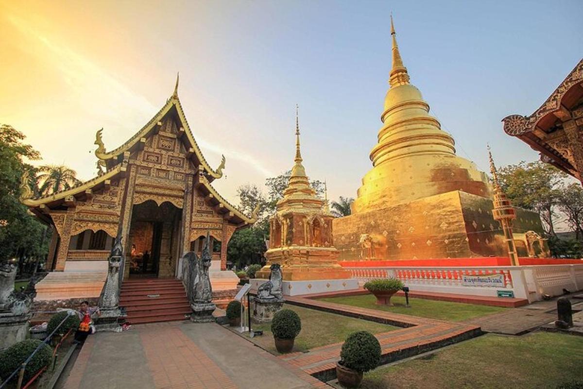 pagoda s budovou, před níž stojí socha