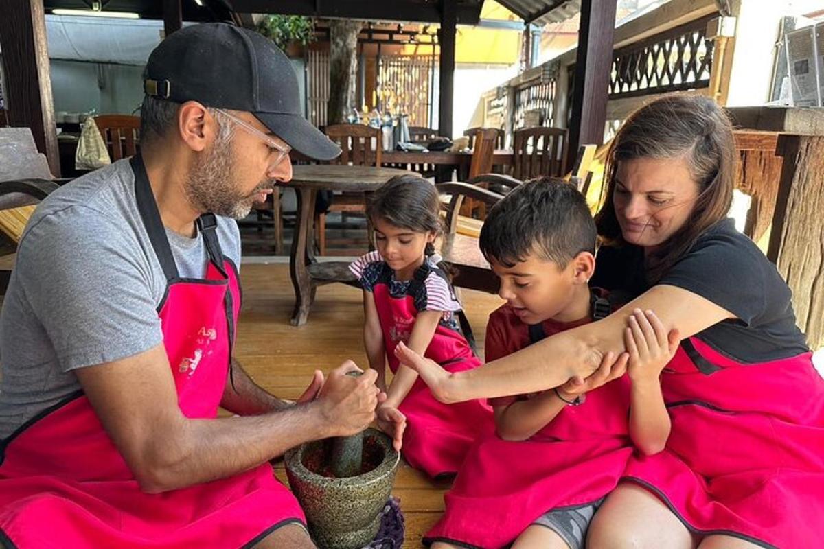Un grupo de personas sentadas en el suelo con un niño.