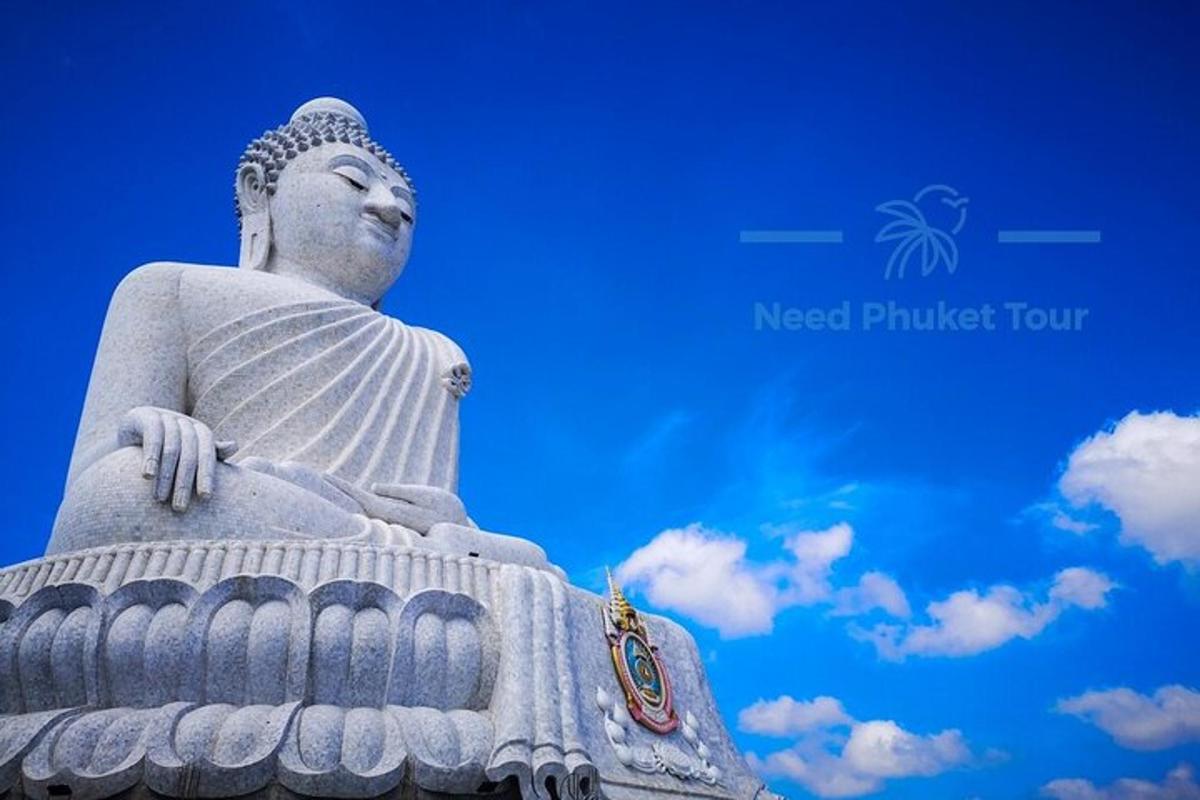một bức tượng Phật nổi bật trên nền trời xanh