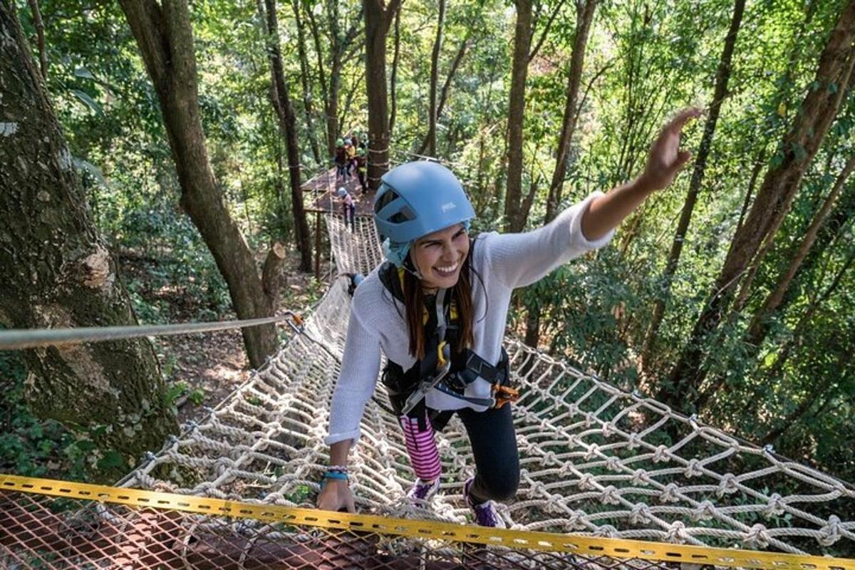 žena na zip line v lese