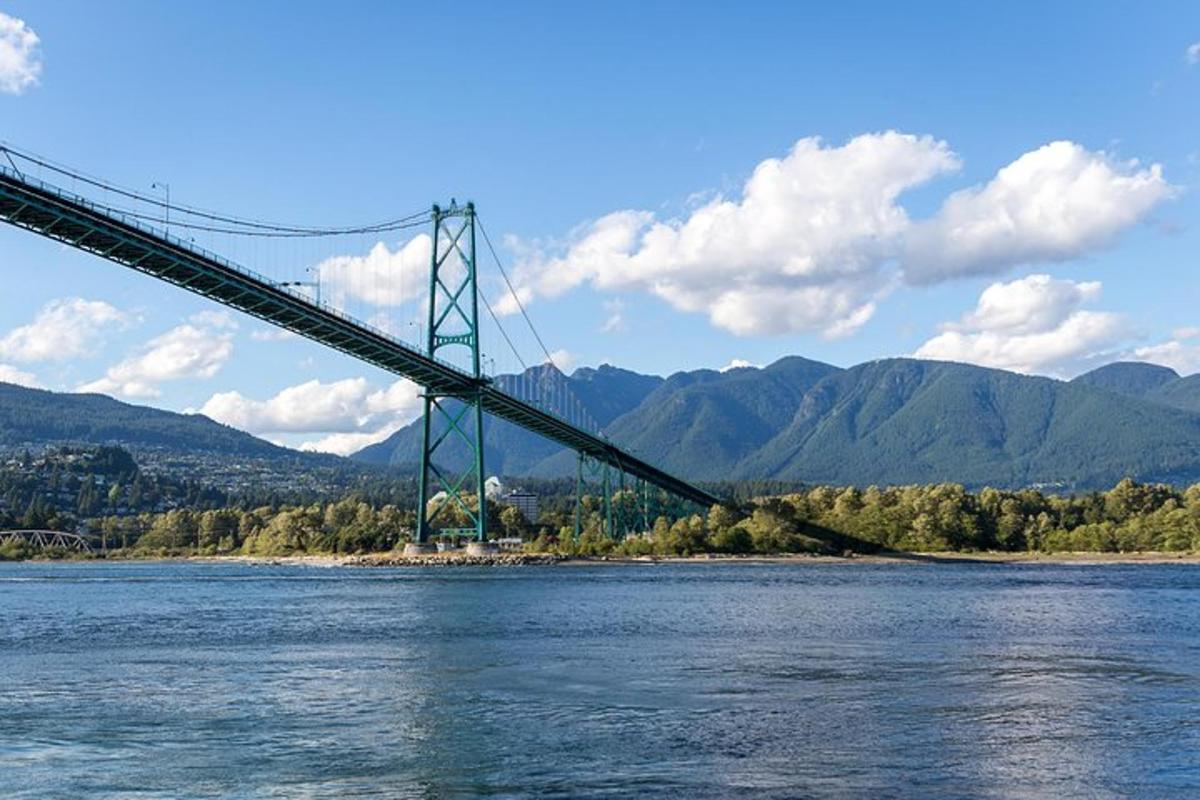 Un puente sobre un río con montañas al fondo