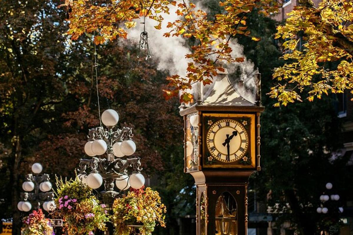 ένα ρολόι του παππού και ένα φως του δρόμου με καπνό