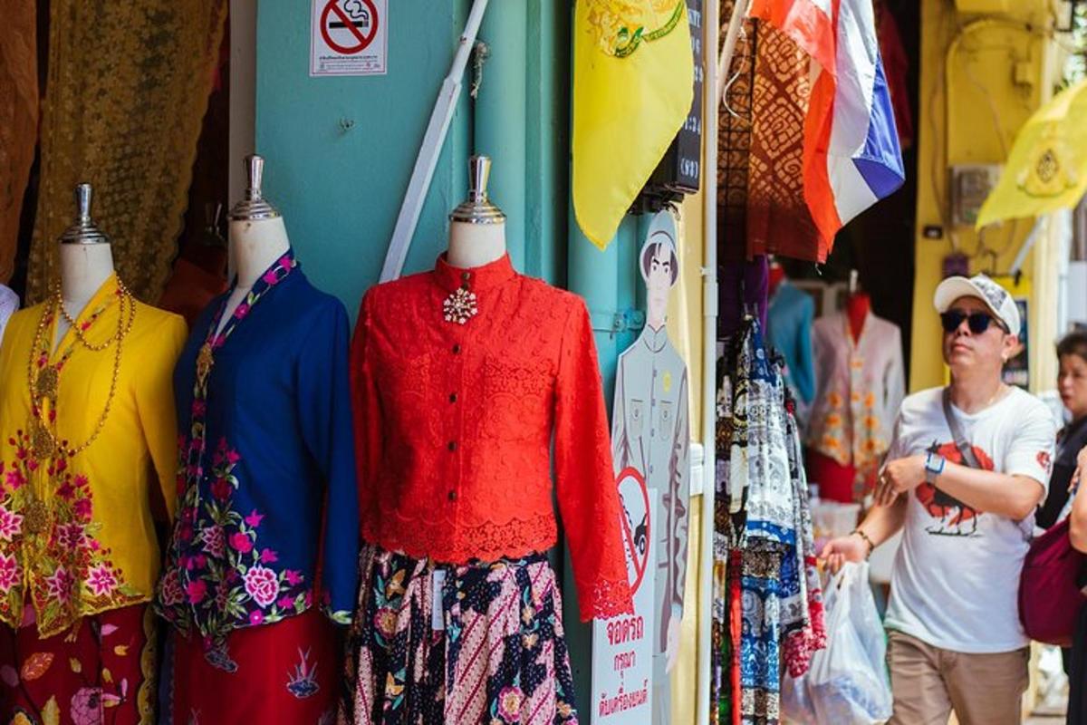 isang pagpapakita ng mga damit sa mga mannequin sa isang tindahan