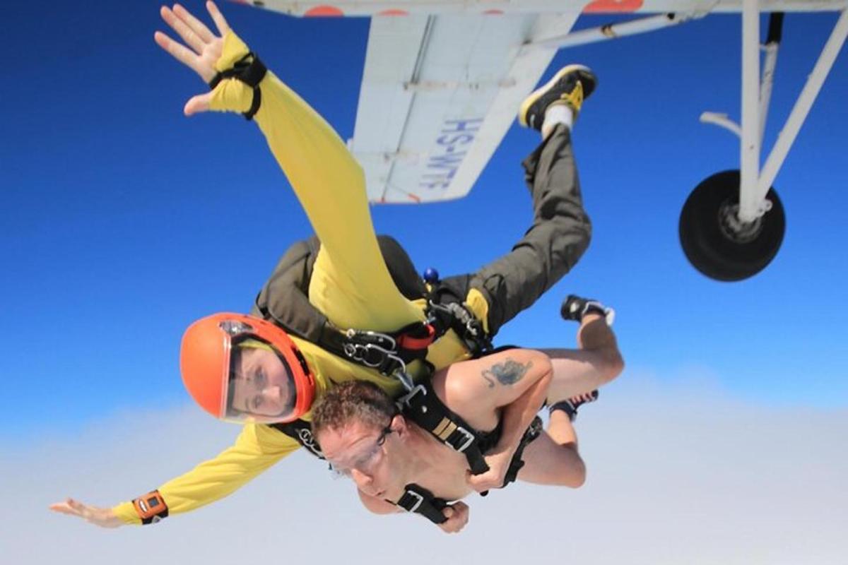 ein Mann in einem gelben Hemd hält eine Person in einem Flugzeug fest