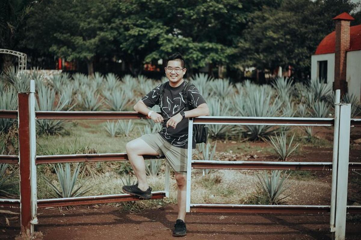 isang binata na nakaupo sa isang park bench