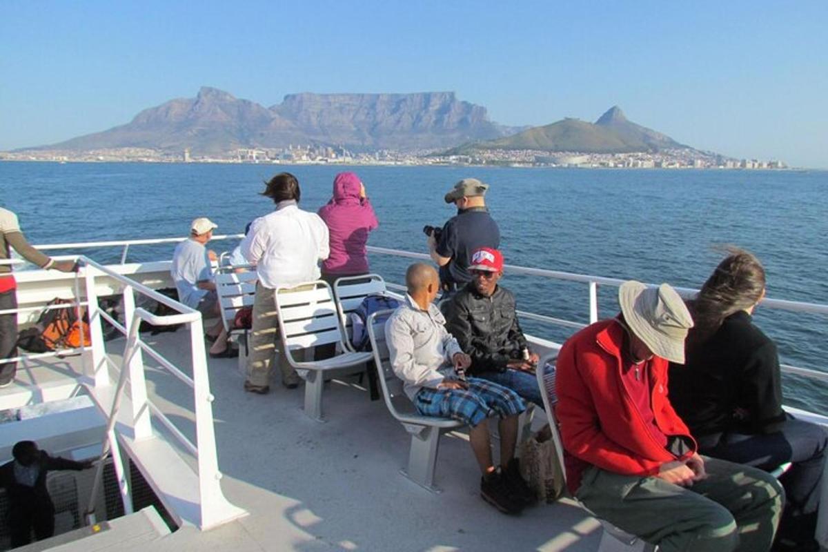 um grupo de pessoas sentadas no convés de um barco