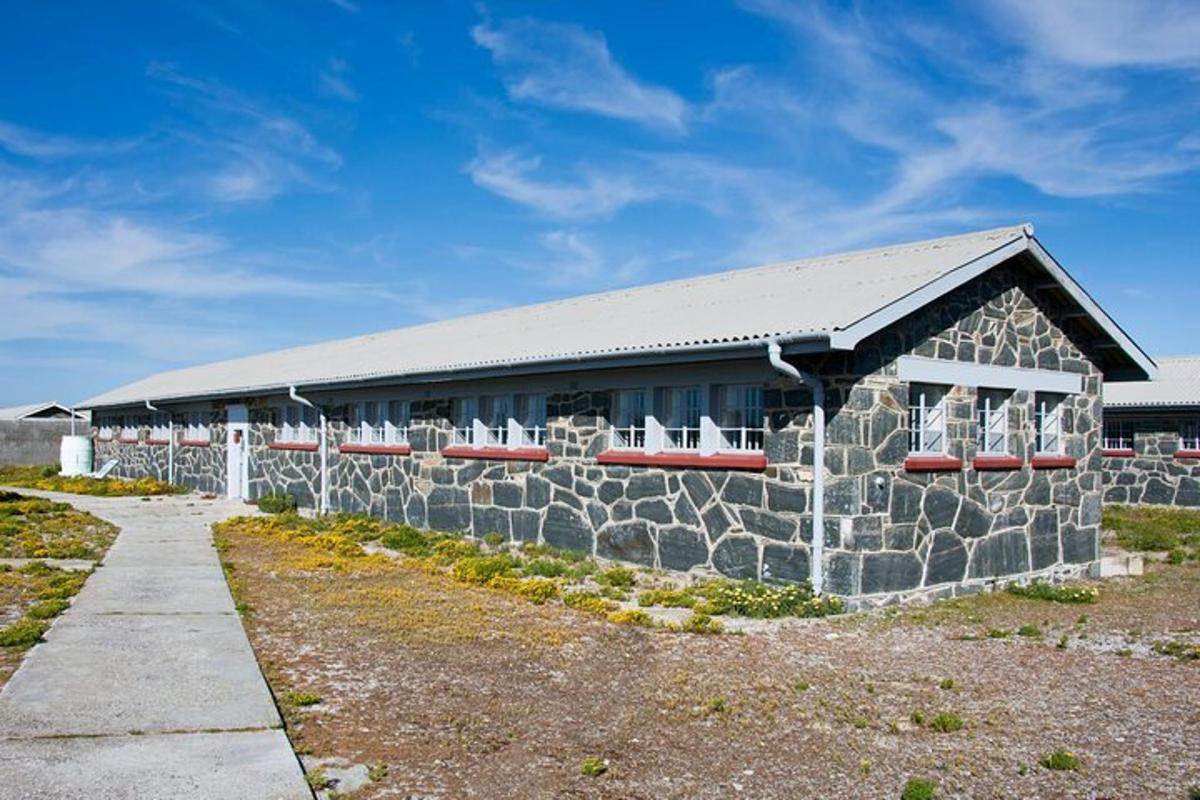 un edificio in pietra con un muro in pietra