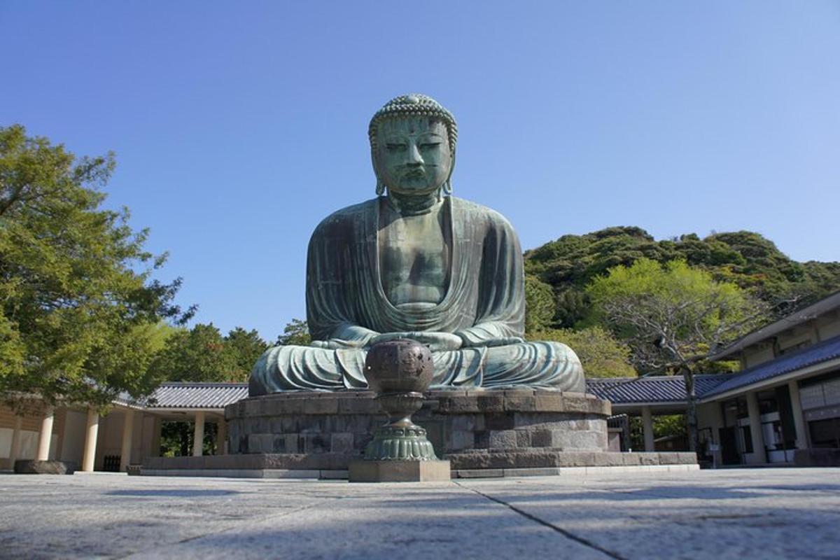 una grande statua di fronte a un edificio