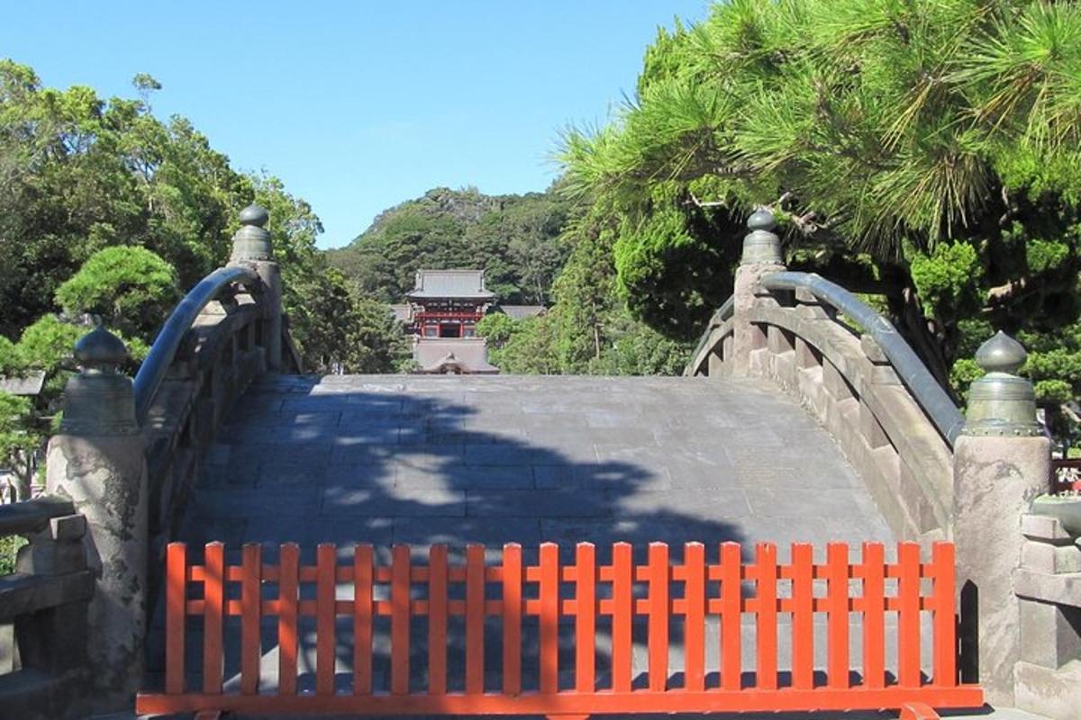 Un puente con un banco rojo sobre un puente.